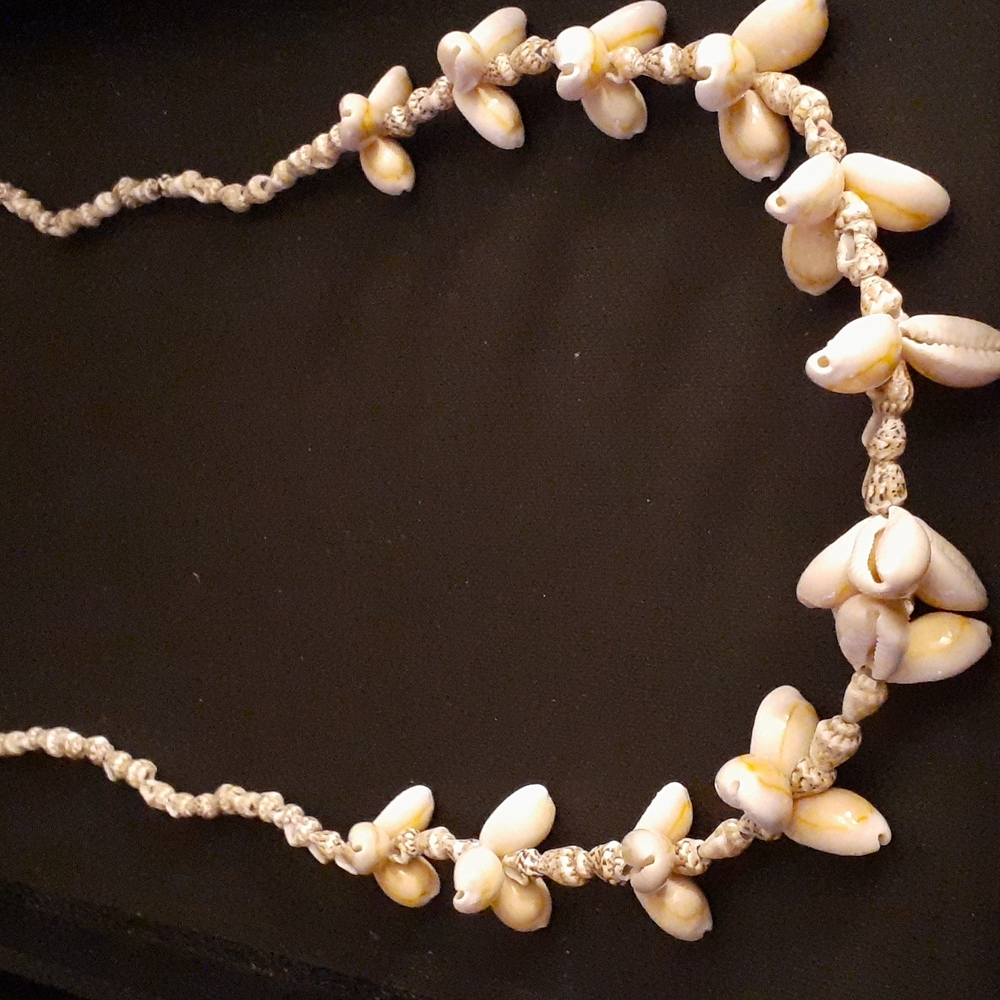 Vintage Shell Necklace 15.5 Inches